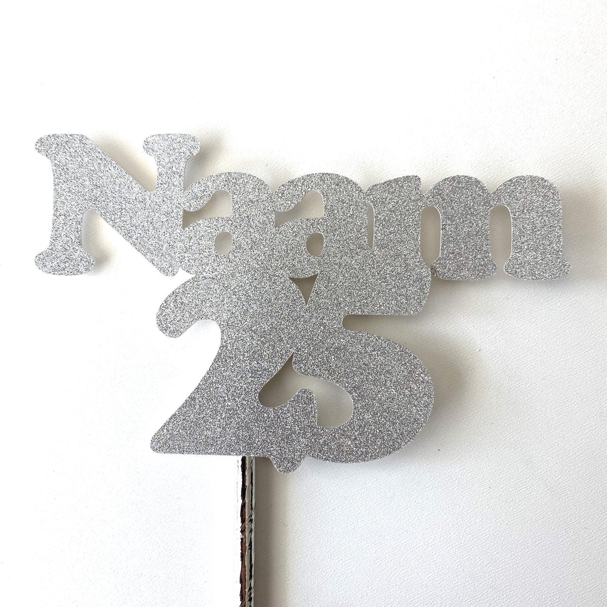 Taarttopper | Cake topper | Teksttopper I Naam en leeftijd| 16 cm | Zilver glitter | karton